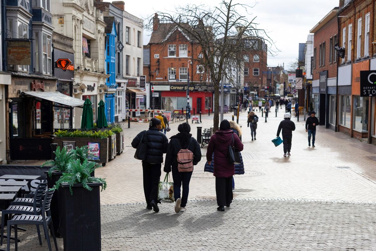 UK Consumer Spending Slumps as Iran Tensions Fuel Energy Shock Ripples