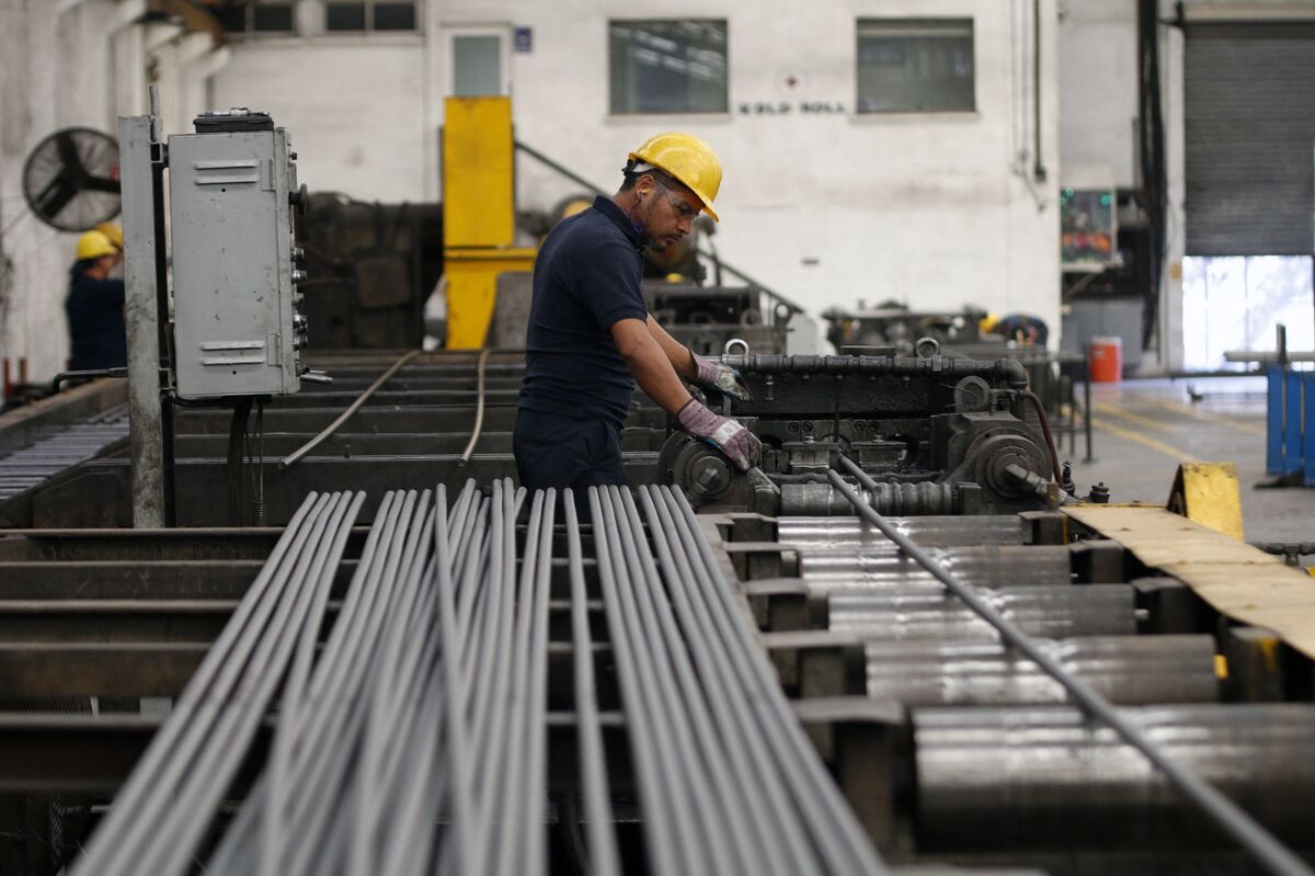 Mexico's Economy Contracts Less Than Forecast in Q1 Despite Sectoral Headwinds