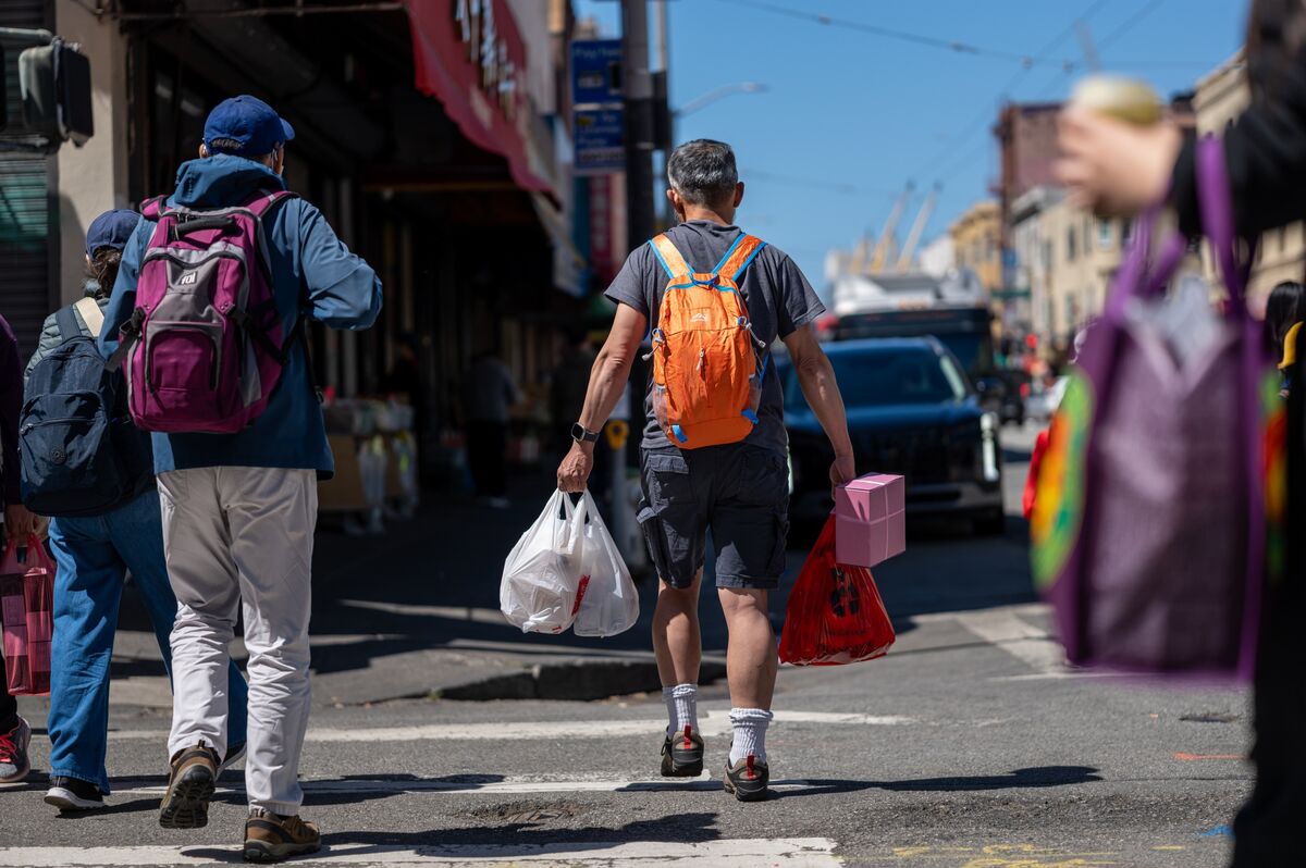 US Consumer Confidence Hits Historic Low in May Amid Escalating Inflation Fears