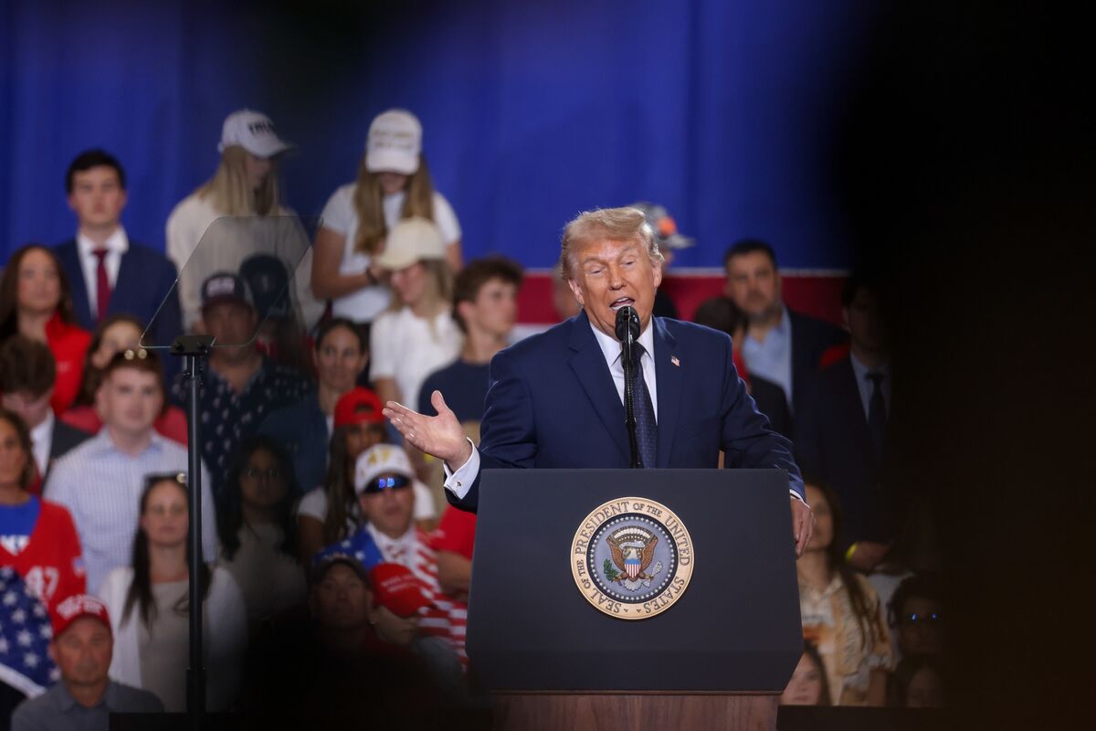 Trump Serang Kebijakan Demokrat Terkait Keamanan Publik dan Pajak dalam Kampanye Dukungan untuk Lawler di New York
